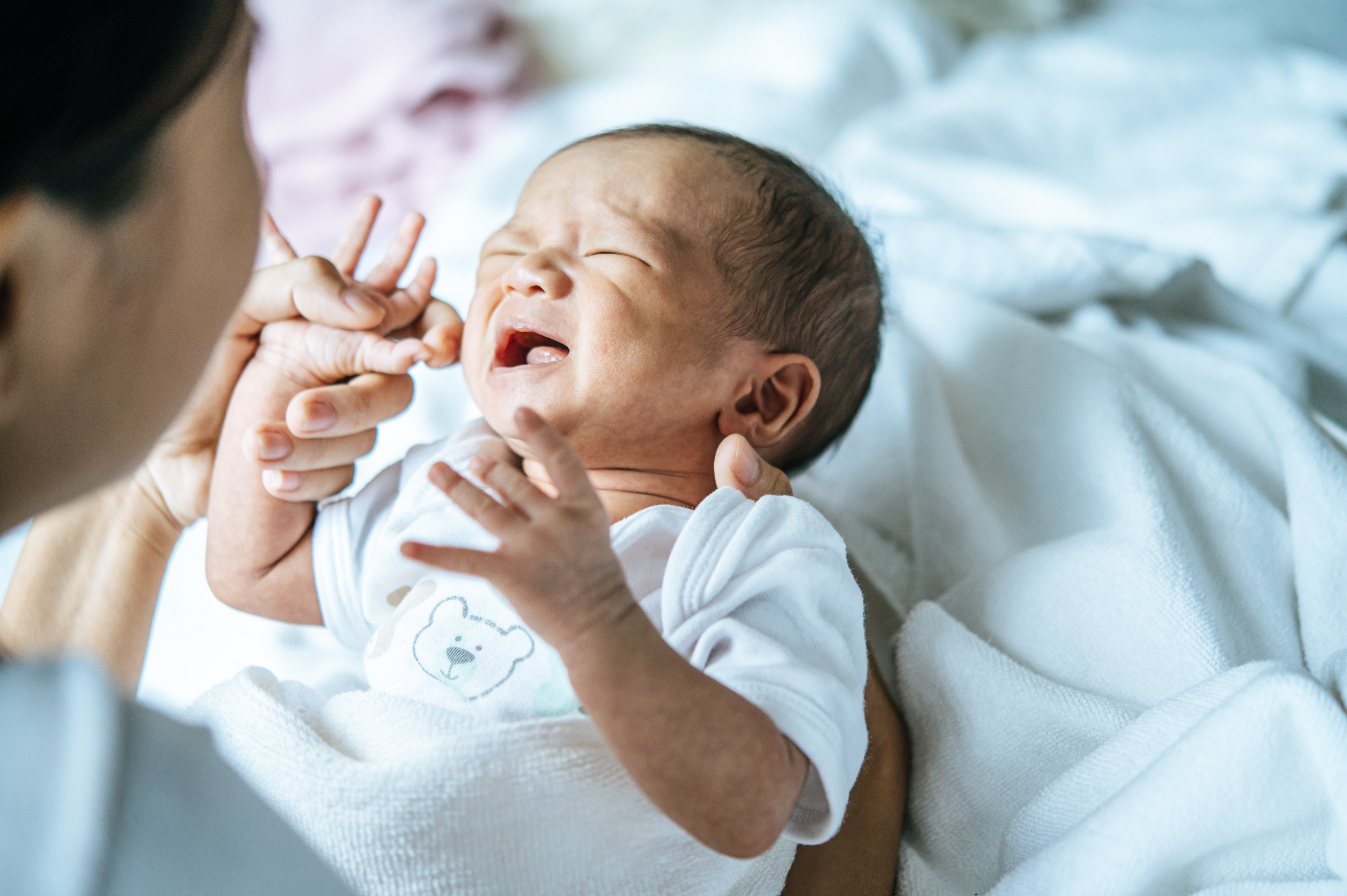 bayi minum air putih, bahaya air putih untuk bayi, air putih bayi 0-6 bulan, Bunda, si Kecil